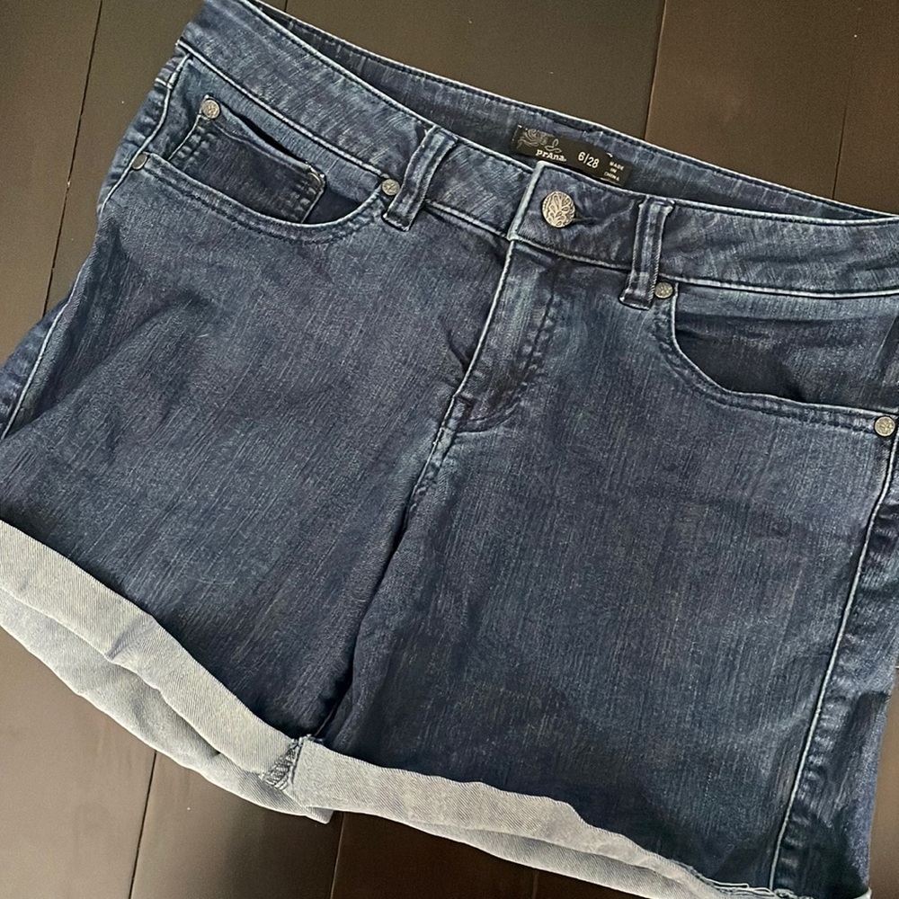 PRANA- stretchy dark denim shorts (28)